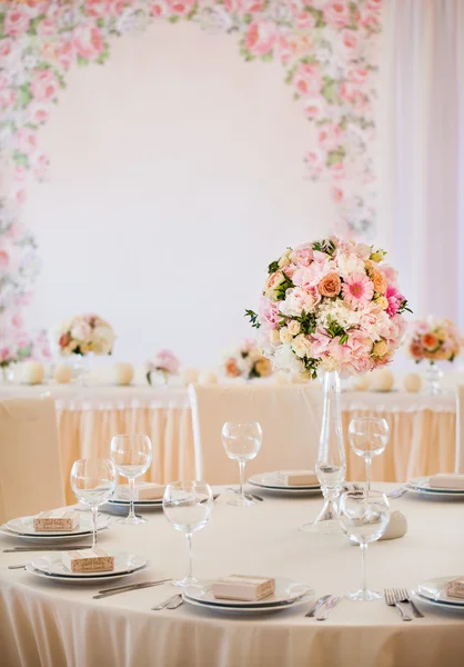 Bruiloft tafel zetting met bloemen — Stockfoto