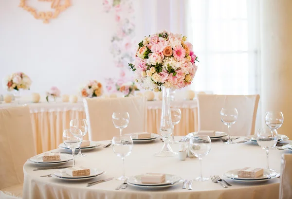 Arrangement de table de mariage avec des fleurs — Photo