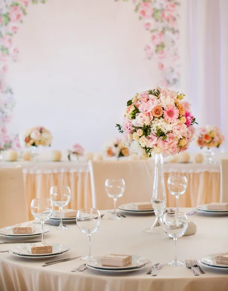 Bruiloft tafel zetting met bloemen — Stockfoto