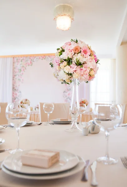 Bruiloft tafel zetting met bloemen — Stockfoto