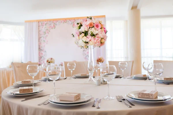 Bruiloft tafel zetting met bloemen — Stockfoto