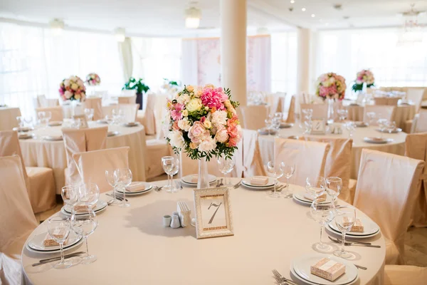 Wedding table setting with flowers — Stock Photo, Image