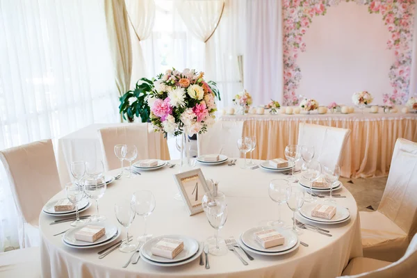 Arrangement de table de mariage avec des fleurs — Photo