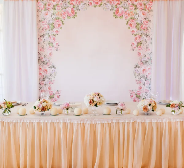 Bruiloft tafel zetting met bloemen — Stockfoto