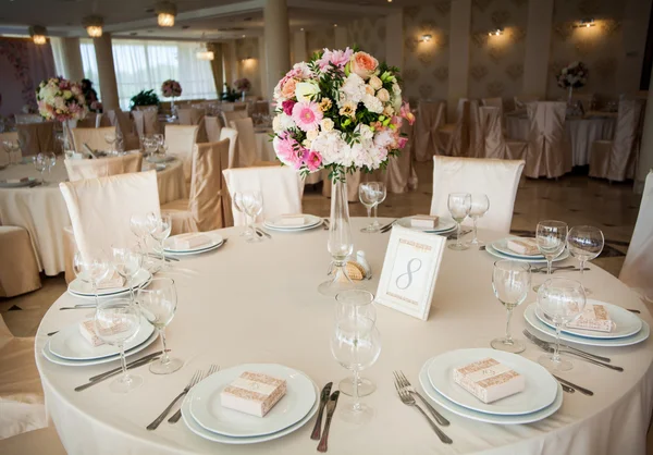 Bellissimi fiori sul tavolo nel giorno del matrimonio — Foto Stock