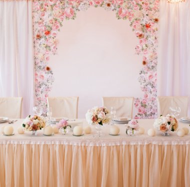 Çiçekli düğün masası.