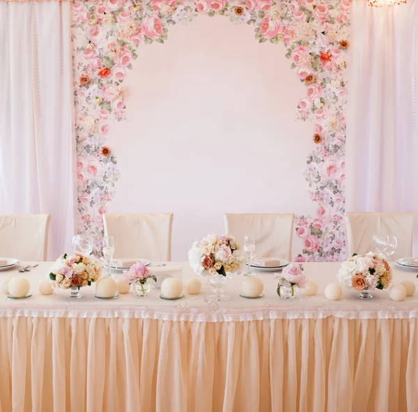 Arrangement de table de mariage avec des fleurs — Photo