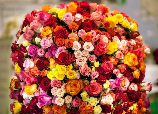 Krásnou kytici různobarevné růží — Stock fotografie