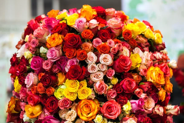 Krásnou kytici různobarevné růží — Stock fotografie