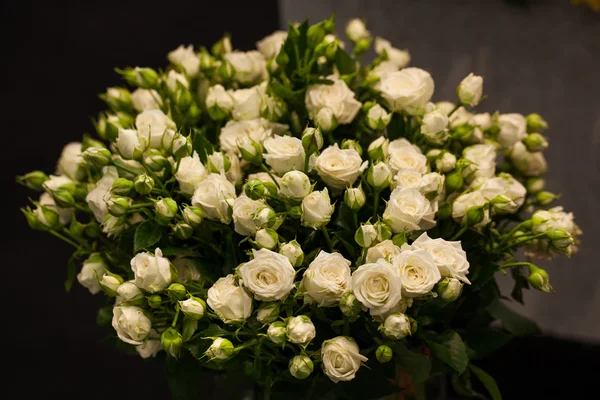 Belo buquê de rosas brancas — Fotografia de Stock