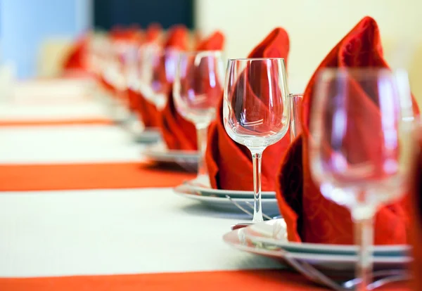 Mesa roja y blanca con vasos vacíos en restaurante — Foto de Stock