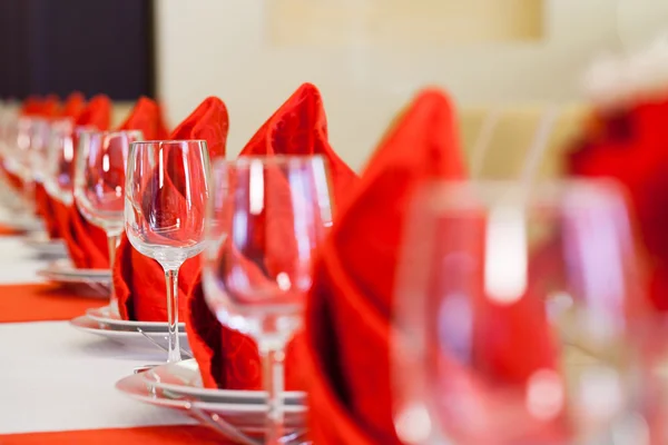 Mesa roja y blanca con vasos vacíos en restaurante — Foto de Stock