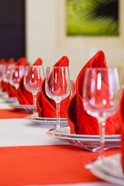 Mesa roja y blanca con vasos vacíos en restaurante — Foto de Stock