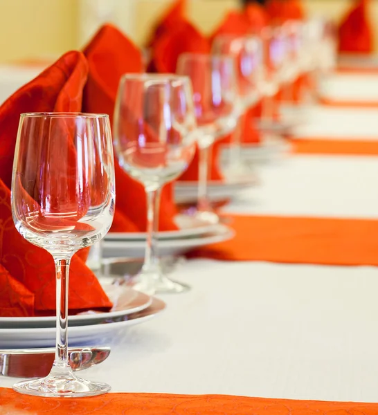 Mesa roja y blanca con vasos vacíos en restaurante — Foto de Stock