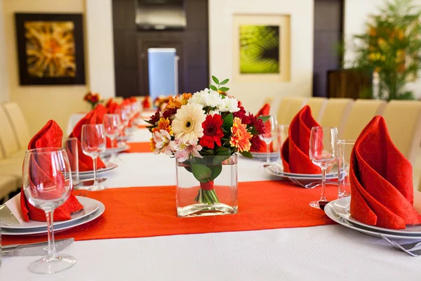 Red and white table set with empty glasses in restaurant — Stock Photo, Image