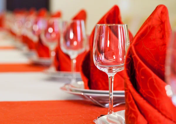 Mesa roja y blanca con vasos vacíos en restaurante — Foto de Stock