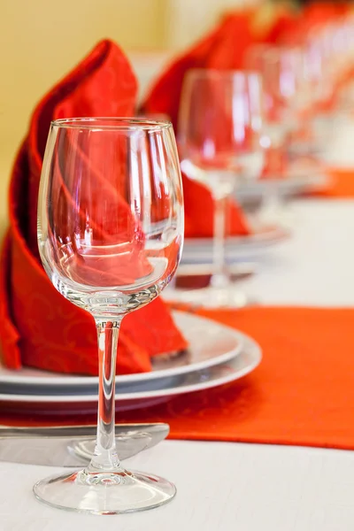 Mesa vermelha e branca com copos vazios no restaurante — Fotografia de Stock