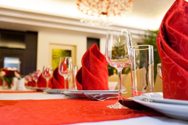 Mesa vermelha e branca com copos vazios no restaurante — Fotografia de Stock