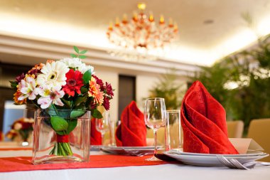 Kırmızı ve beyaz masa restoranda boş gözlük ile ayarla