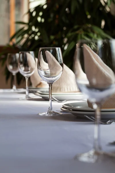 Tisch mit leeren Gläsern im Restaurant gedeckt — Stockfoto