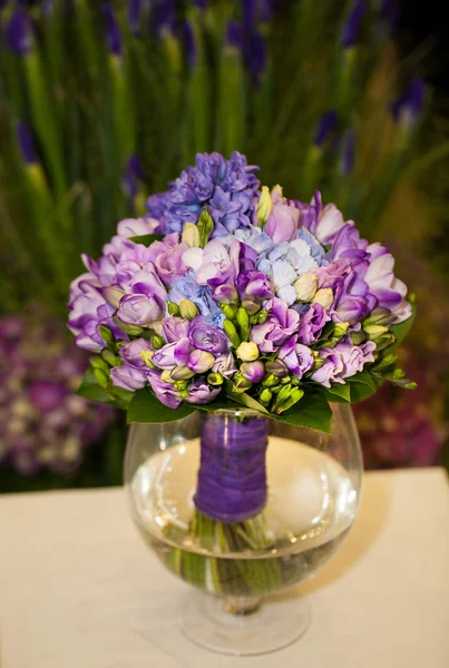 Buquê colorido de flores em um vaso — Fotografia de Stock