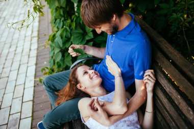 genç bir çift bir parkta bankta