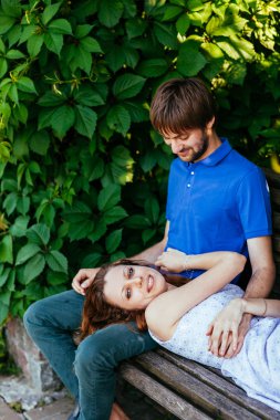 genç bir çift bir parkta bankta