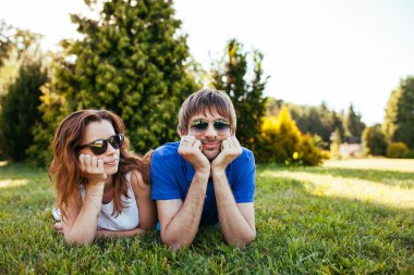 İki yeşil çim üzerinde yalan aşk içinde