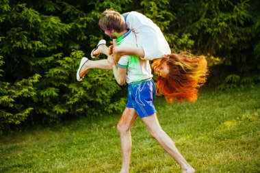 genç ve güzel bir çift holi renkli fes parkta oynarken