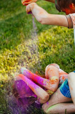 genç ve güzel bir çift holi renkli fes parkta oynarken