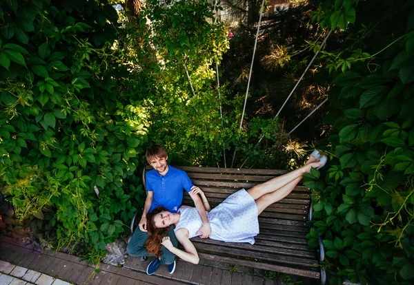 Pareja joven en un banco del parque —  Fotos de Stock