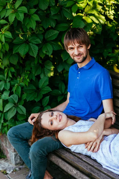 Pareja joven en un banco del parque —  Fotos de Stock