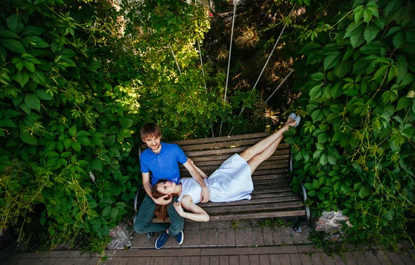 在公园的长凳上对年轻夫妇 — 图库照片