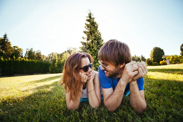 Pareja enamorada acostada sobre hierba verde —  Fotos de Stock