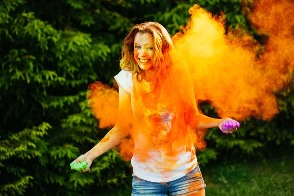 Retrato de menina feliz no festival de cores holi — Fotografia de Stock