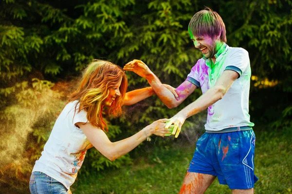 Para młoda i piękna gra w parku na holi kolorów fes — Zdjęcie stockowe
