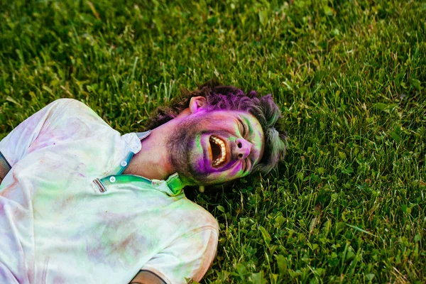 Портрет мальчика на фестивале цвета голи — стоковое фото