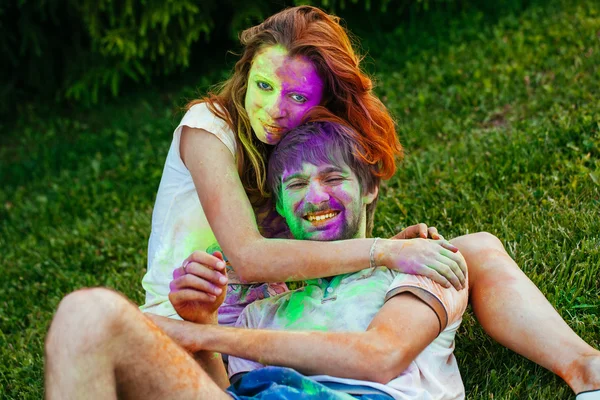 Pasangan muda dan cantik bermain di taman pada holi warna fes — Stok Foto