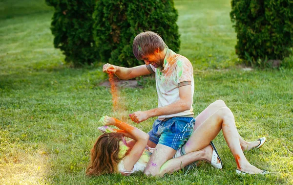 Молода і красива пара грає в парку на головному кольорі — стокове фото