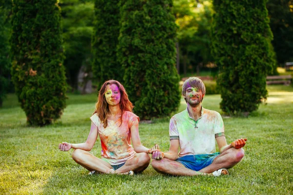 Portrait of a beautiful young couple in a park on holi color fes — Stock Photo, Image