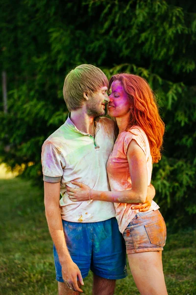 Portret pięknej młodej pary w parku na holi kolorów fes — Zdjęcie stockowe