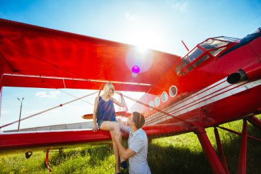 Bir uçak havaalanında yakınındaki şık çift ayakta. Balayı 