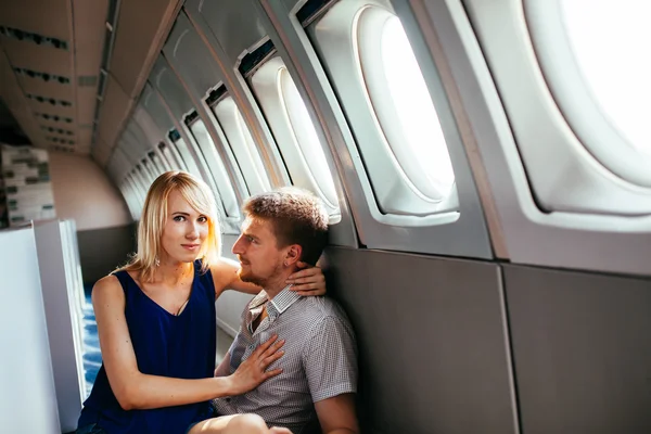Jovem casal a bordo da aeronave — Fotografia de Stock
