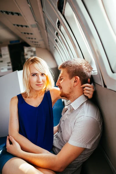 Jeune couple à bord de l'avion — Photo