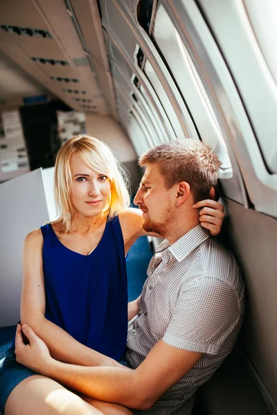 Jovem casal a bordo da aeronave — Fotografia de Stock