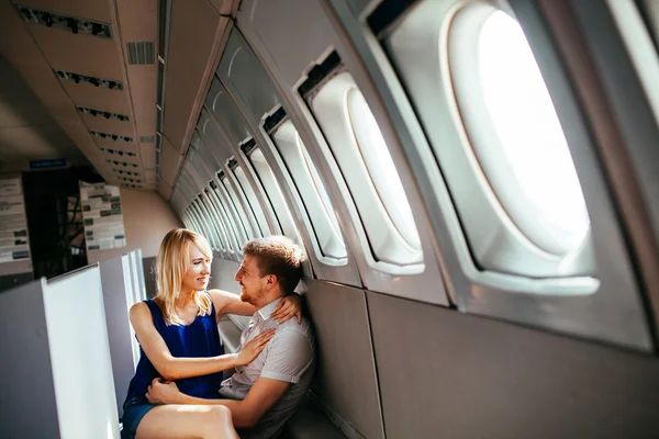 Молодая пара на борту самолета — стоковое фото