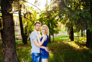 mutlu çiftimiz parkta rahatlatıcı.