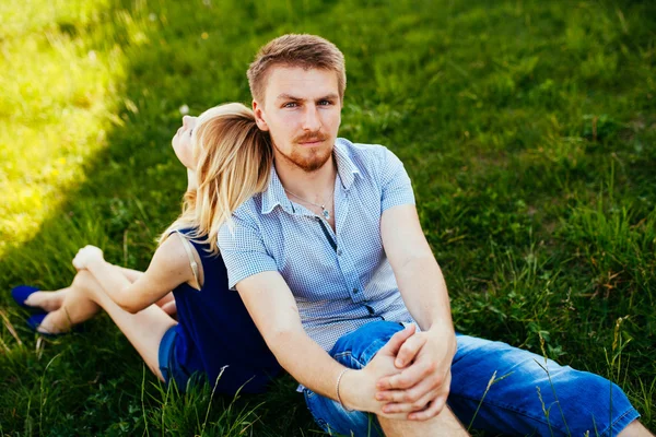 Feliz casal sorridente Relaxante na grama verde.Parque . — Fotografia de Stock