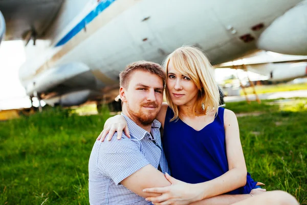 空港で飛行機近くスタイリッシュなカップルに立っています。新婚旅行 — ストック写真
