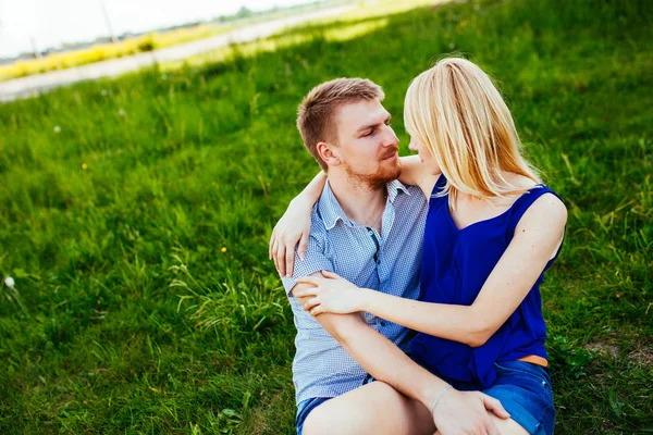 幸せな笑みを浮かべてカップル緑の Grass.Park でリラックス. — ストック写真